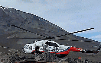 Trực thăng cứu hộ trên địa hình núi, tượng trưng cho công tác ứng phó khẩn cấp sau thiên tai.