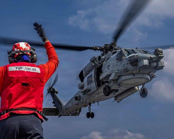 Trực thăng MH-60R Sea Hawk trên boong tàu sân bay, tượng trưng cho sự hiện diện quân sự và nguy cơ bất ổn tại Trung Đông.