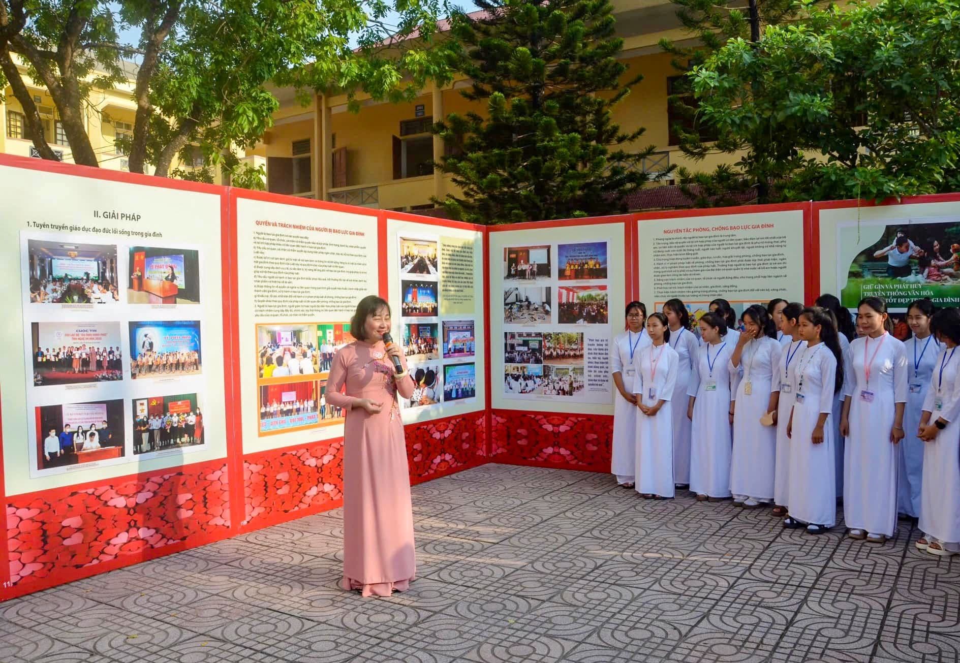 Triển lãm tuyên truyền giáo dục đạo đức và văn hóa ứng xử trong gia đình.