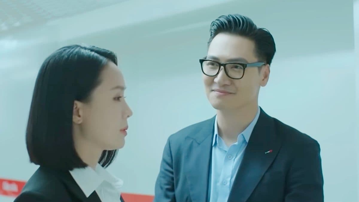 Triển vẫn vô tư, không hề hay biết bản án vô hình đang treo lơ lửng trên đầu anh.