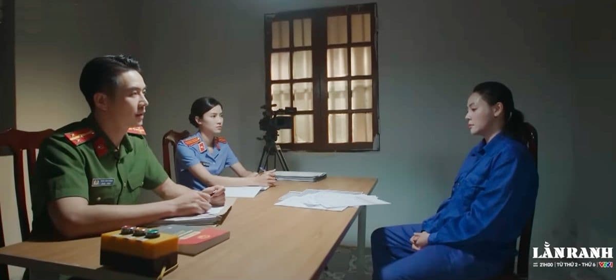 Trinh bị cơ quan điều tra thẩm vấn, minh chứng cho bài học về niềm tin và sự phản bội trong phim.