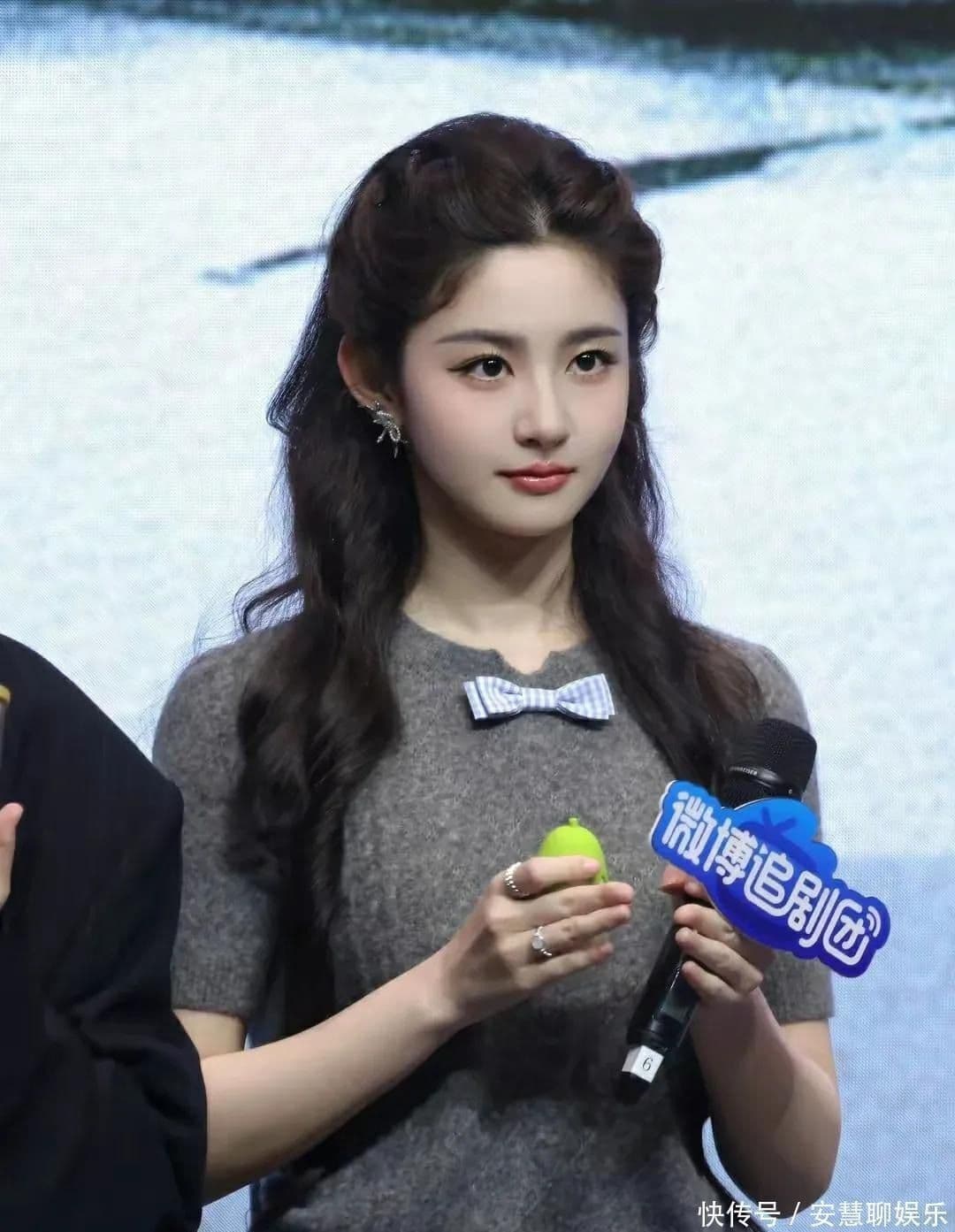 Triệu Tình cầm micro, đối mặt với áp lực truyền thông và dư luận.