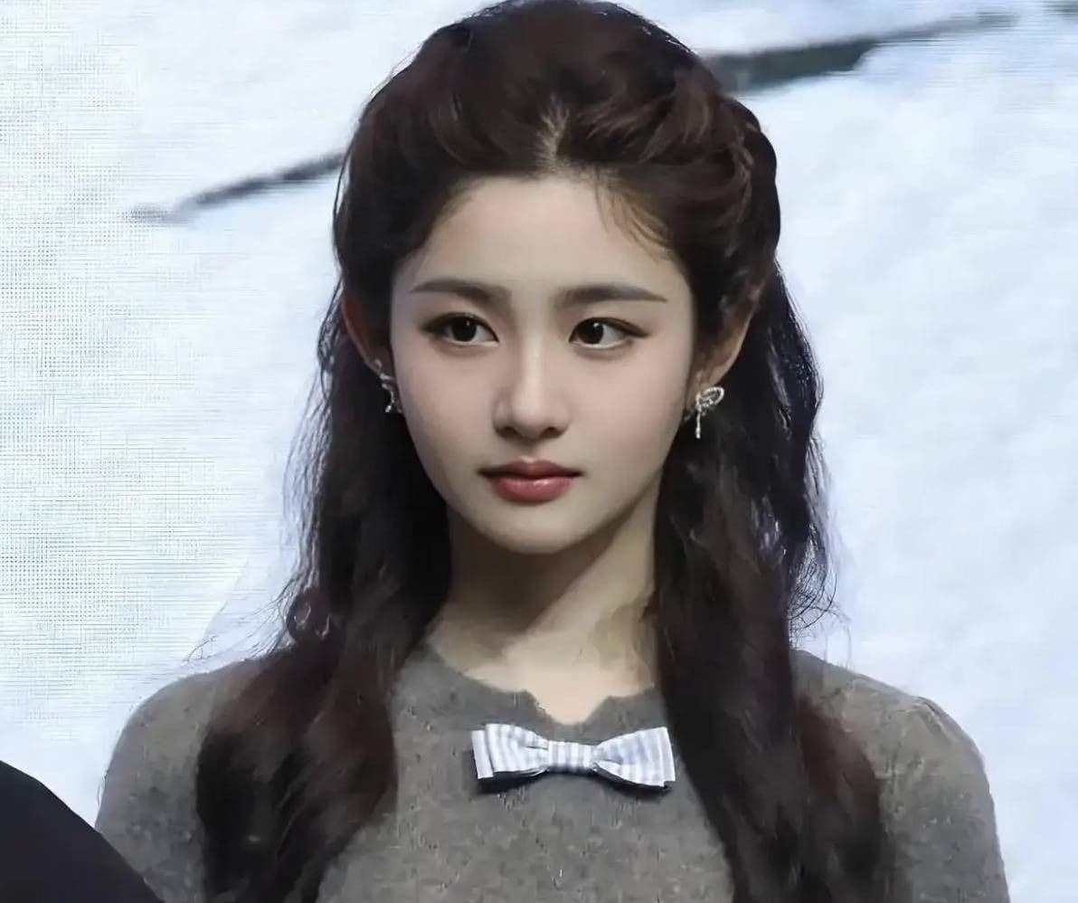 Triệu Tình với vẻ mặt nghiêm túc, đối mặt với tâm bão truyền thông.