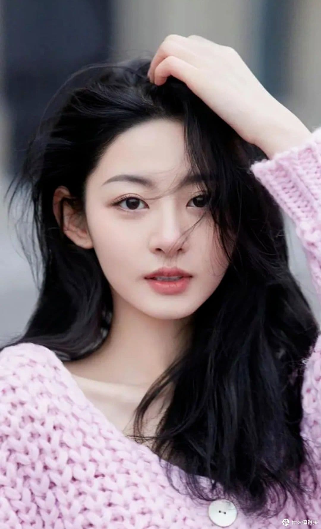 Triệu Tình với vẻ ngoài tự nhiên, suy tư giữa sóng gió scandal.