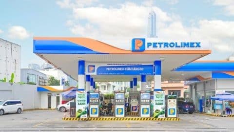 Trạm xăng Petrolimex hiện đại, biểu tượng cho sự ổn định nguồn cung và giá cả trong nước trước biến động thị trường toàn cầu.