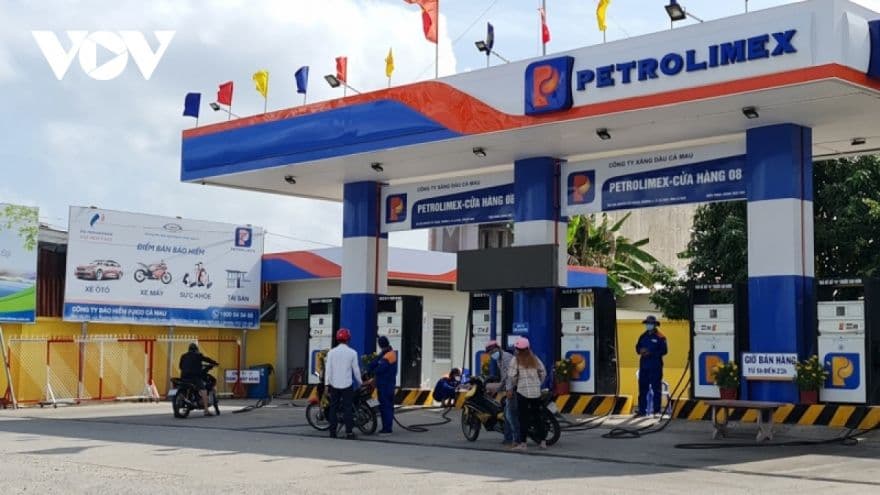 Trạm xăng Petrolimex, minh họa chính sách giảm thuế xăng dầu của chính phủ nhằm bình ổn thị trường