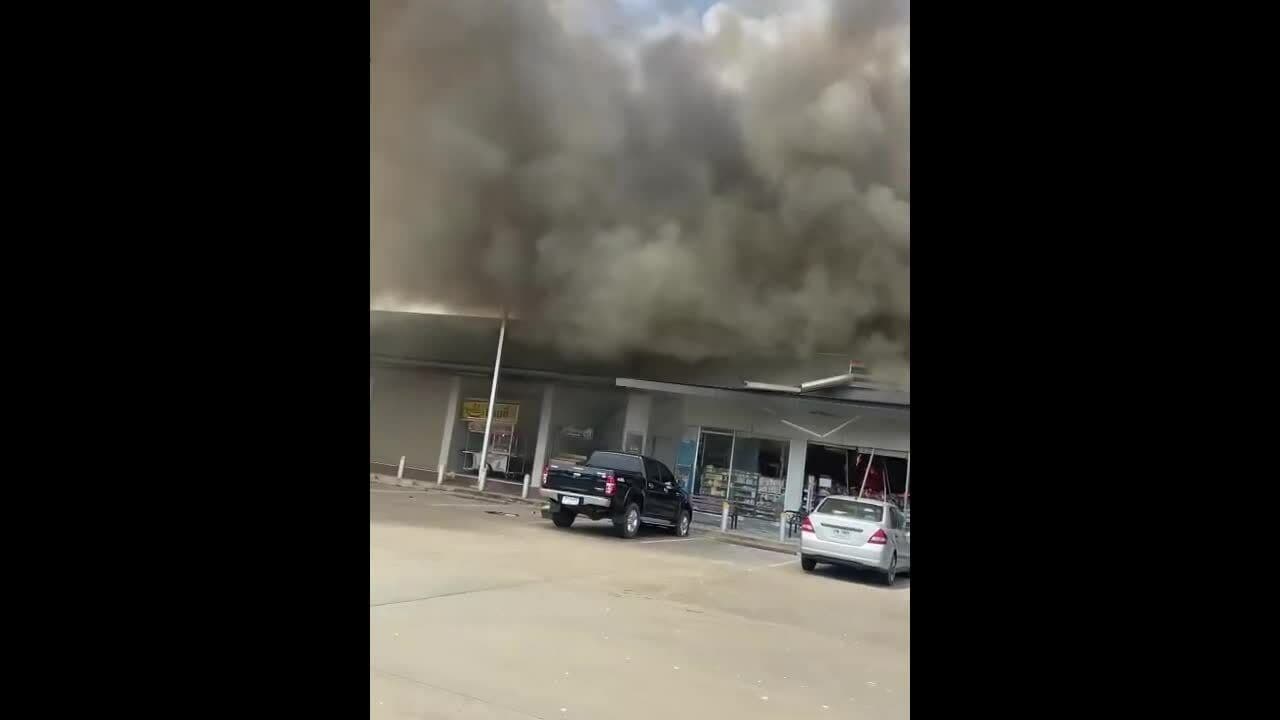 Trạm xăng Thái Lan bốc cháy dữ dội do trúng đạn pháo, minh họa hậu quả nặng nề của xung đột biên giới.