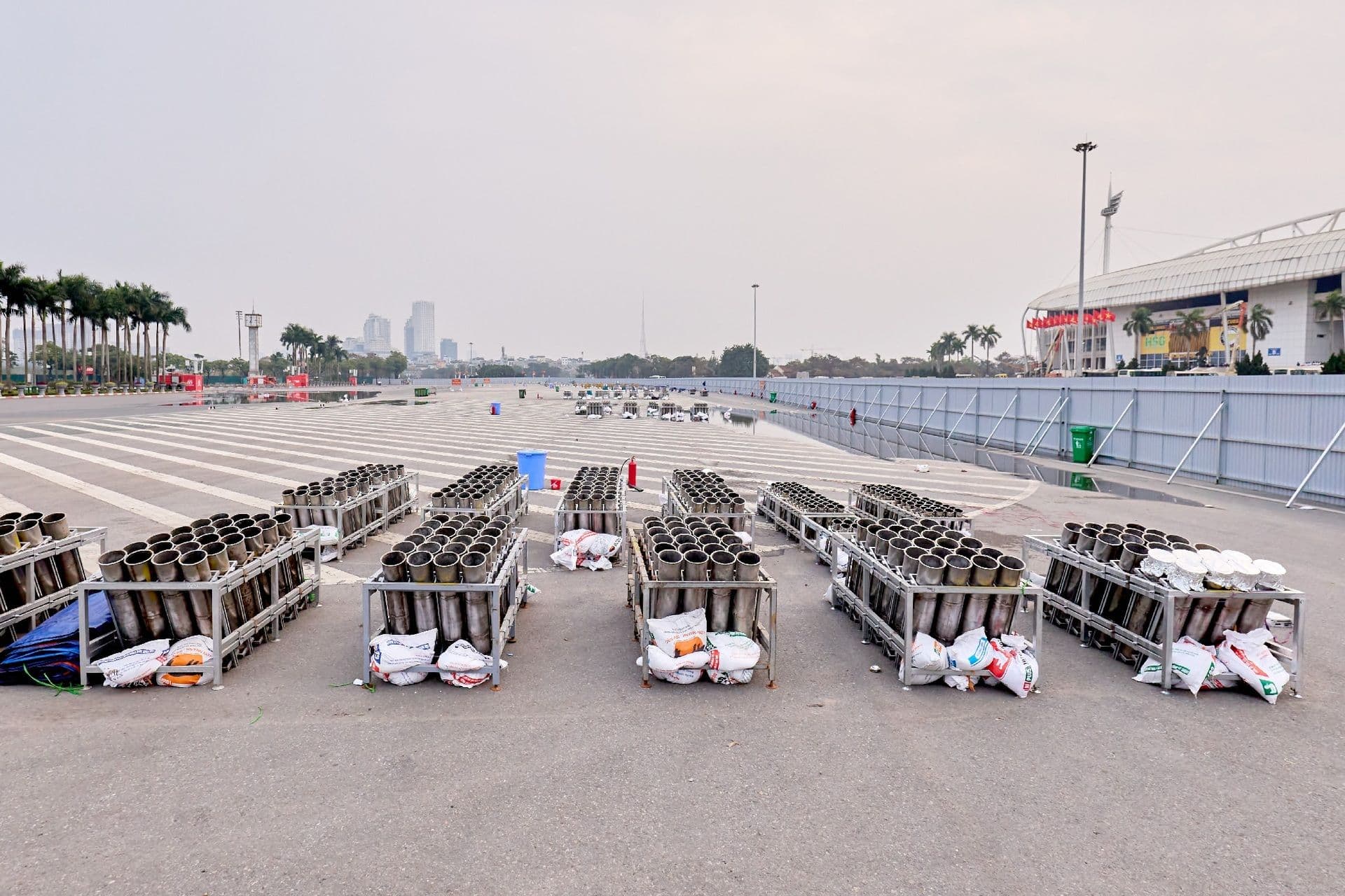 Trận địa pháo hoa với hàng nghìn ống pháo được bố trí tại khu vực sân vận động Mỹ Đình trong quá trình chuẩn bị