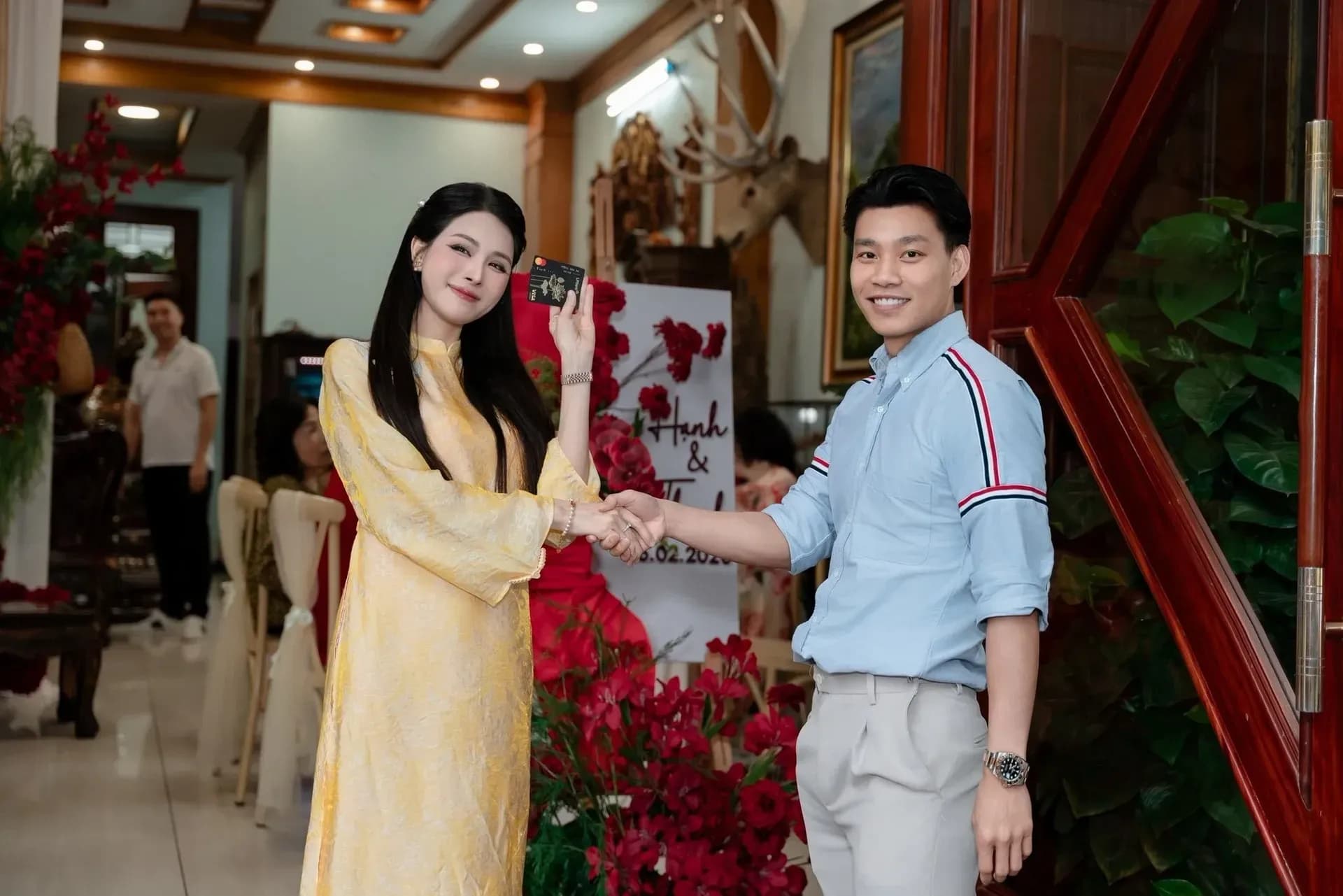 Trần Bích Hạnh nhận thẻ đen ngân hàng từ Vũ Văn Thanh, biểu tượng của sự tin tưởng và cam kết tài chính