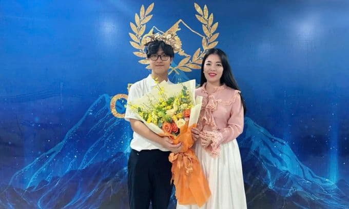 Trần Bùi Bảo Khánh cùng cô giáo chủ nhiệm, thể hiện sự chuẩn bị và hỗ trợ cho hành trình Olympia.