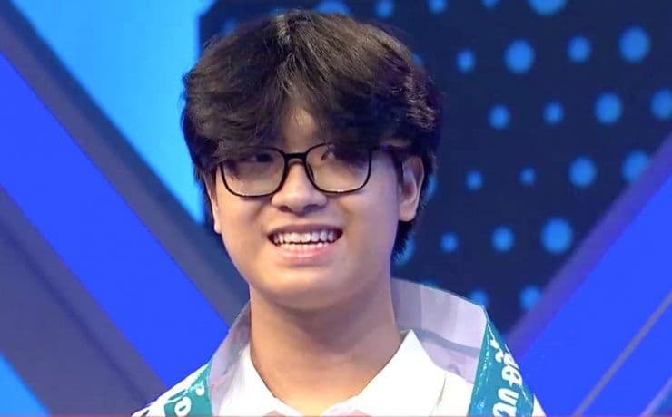 Trần Bùi Bảo Khánh mỉm cười tự tin trong cuộc thi Đường lên đỉnh Olympia.