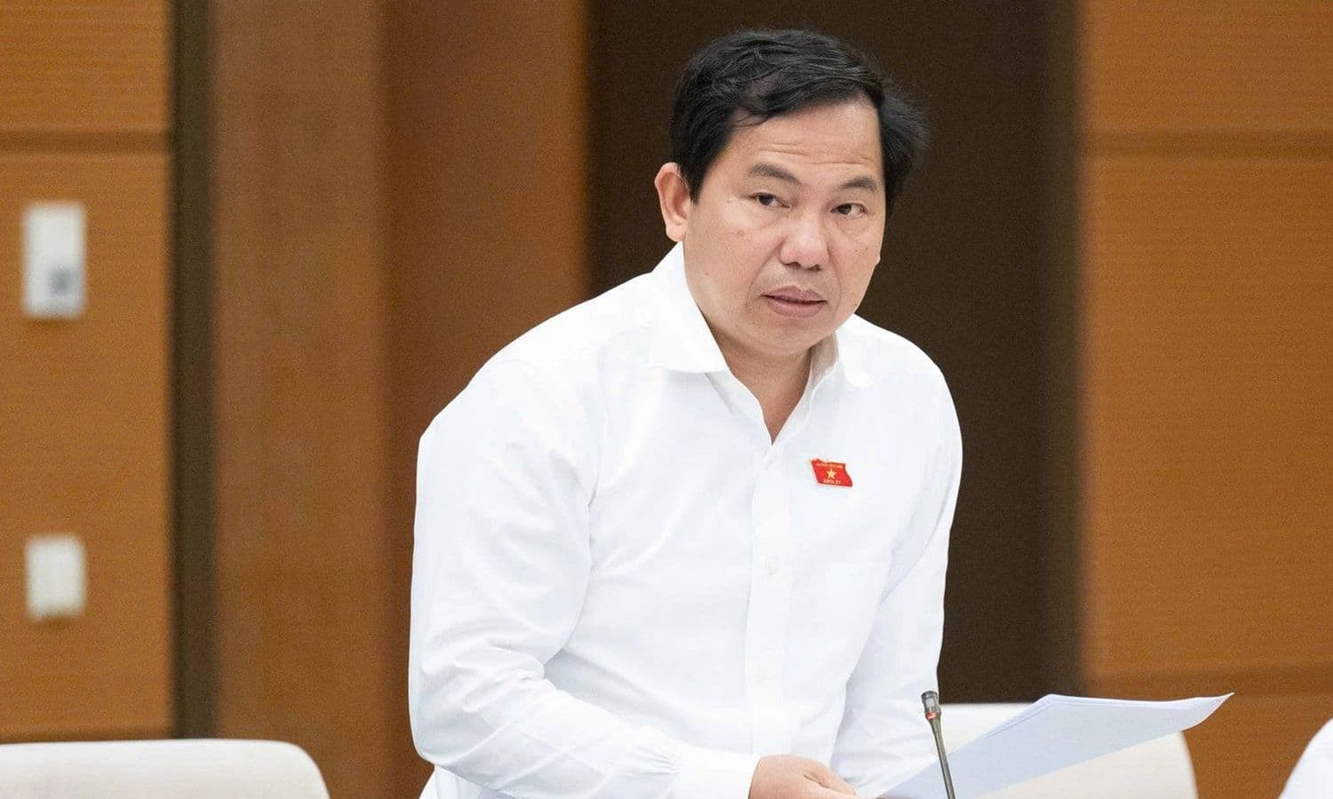 Trần Lưu Quang trong một buổi làm việc, thể hiện sự tập trung vào tầm nhìn và chiến lược phát triển TP.HCM.