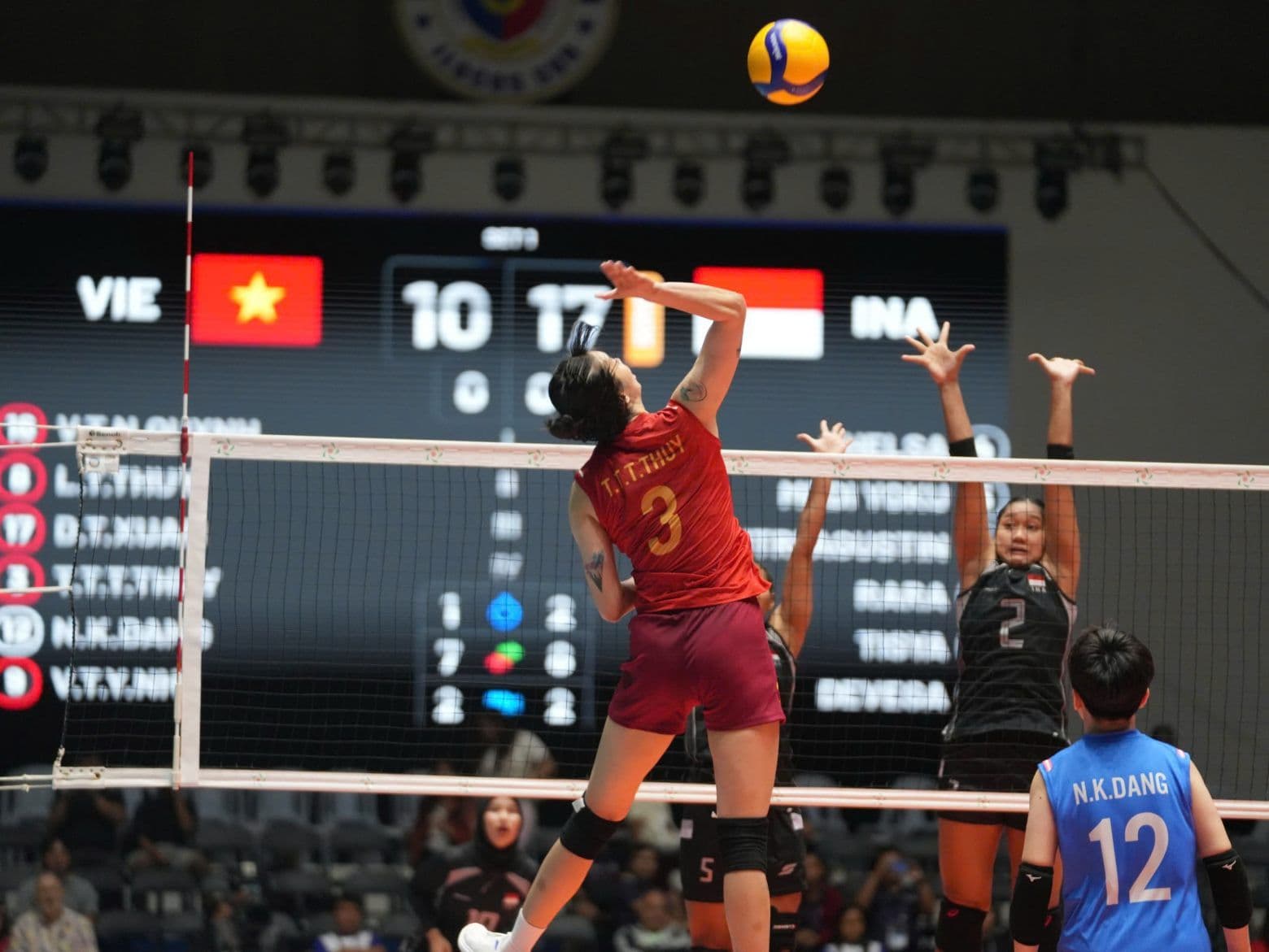 Trần Thị Thanh Thúy của đội tuyển bóng chuyền nữ Việt Nam thực hiện cú đập bóng uy lực trong trận đấu.