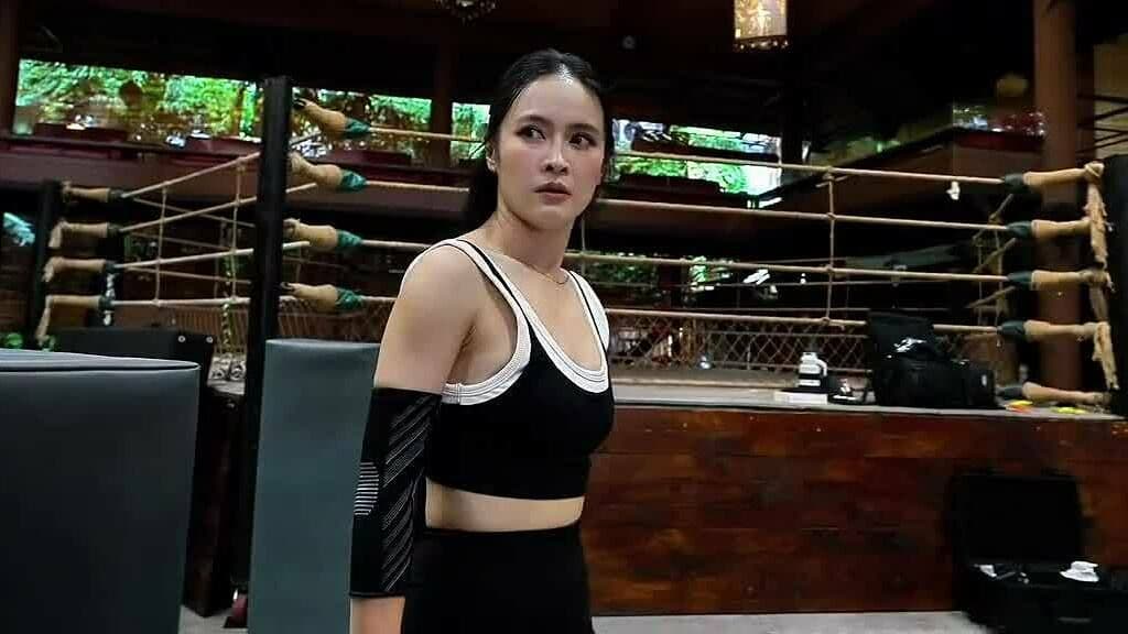 Trần Thiên Tú tập luyện võ thuật MMA, tượng trưng cho sự khổ luyện và bản lĩnh của người nghệ sĩ đối mặt với phong ba.