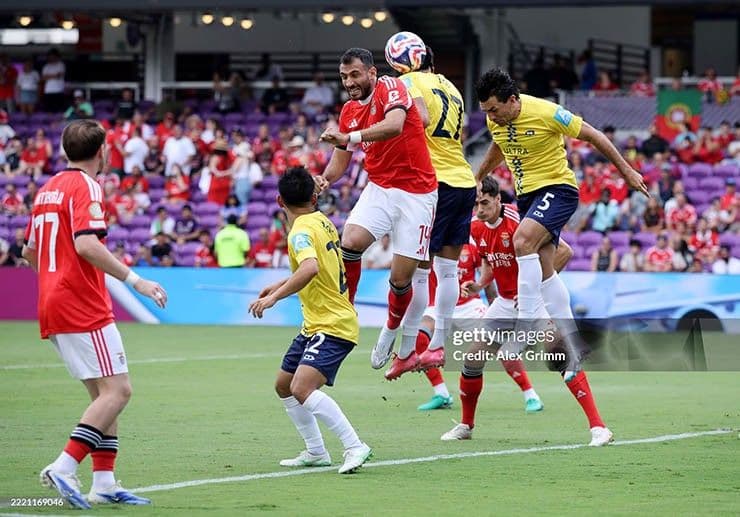 Trận đấu giữa Benfica (áo đỏ) và Auckland City diễn ra hấp dẫn