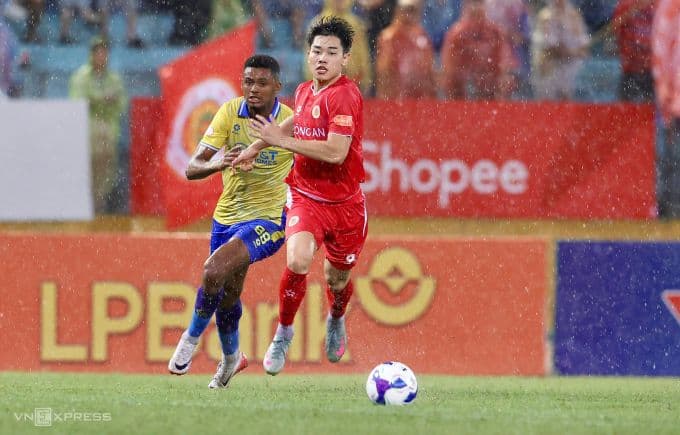 Trận đấu giữa Hà Nội FC và Công an Hà Nội diễn ra dưới trời mưa lớn tại sân Hàng Đẫy, tạo bối cảnh khắc nghiệt cho thất bại 2-4.