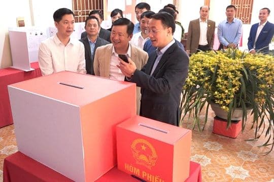Trưởng ban Nội chính Thành ủy Trần Đình Cảnh kiểm tra công tác bầu cử tại xã Dân Hòa, thể hiện sự chỉ đạo sát sao từ cấp trên.