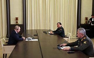 Trương Hựu Hiệp ngồi đối diện Tổng thống Nga Vladimir Putin tại một cuộc họp, thể hiện vai trò cấp cao và vị thế của ông trong bối cảnh quyền lực chính trị quốc tế.