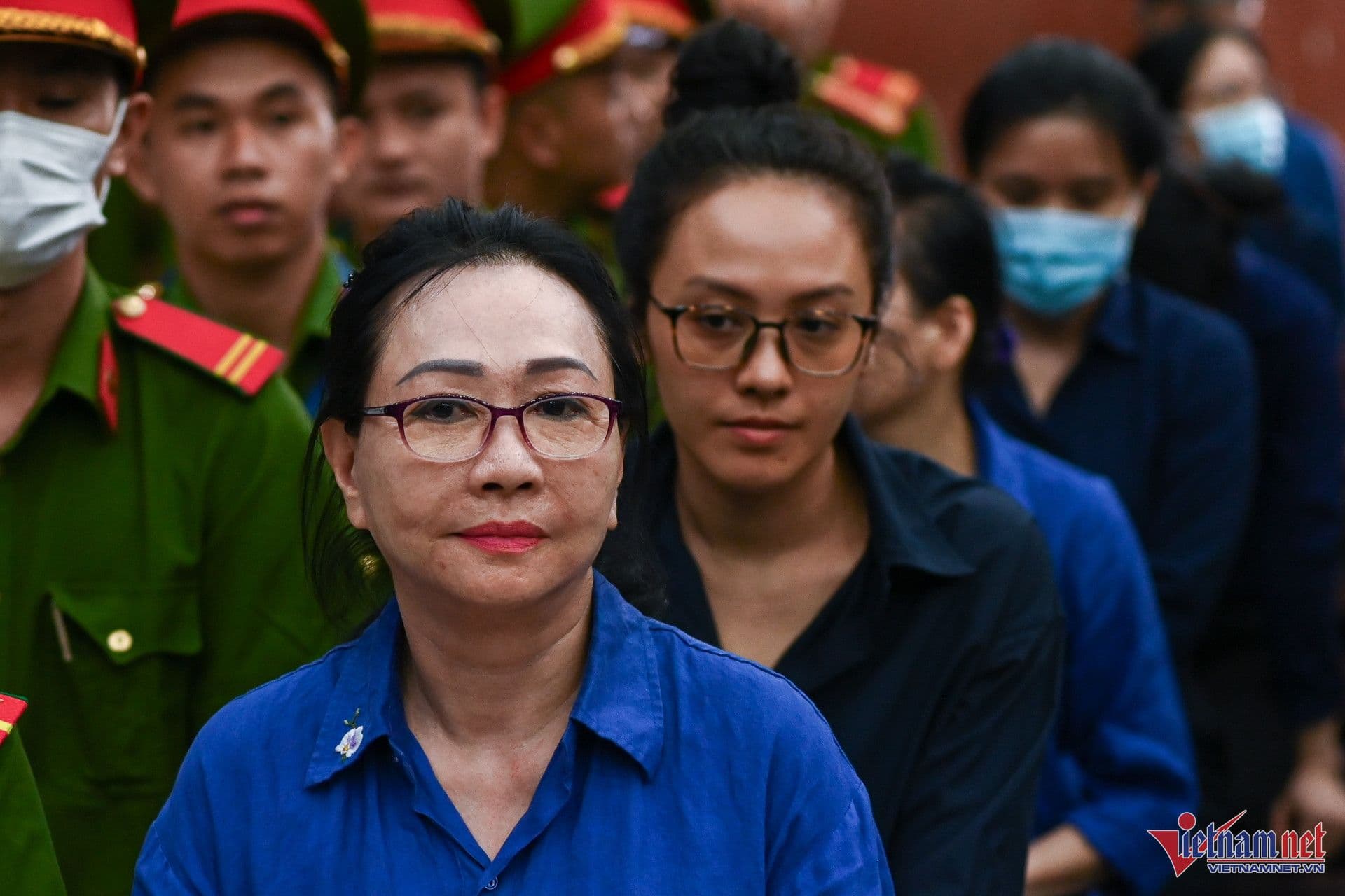 Trương Mỹ Lan, nhân vật chính vụ án Vạn Thịnh Phát, nhìn thẳng, trong bối cảnh xét xử.