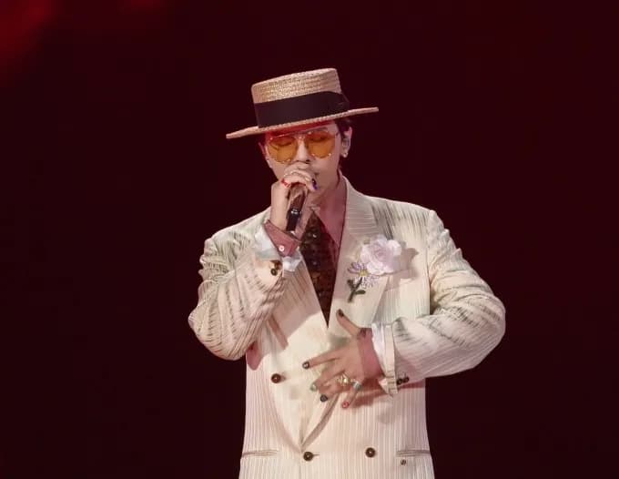 Trưởng nhóm G-Dragon biểu diễn trên sân khấu tại concert ở Hưng Yên, Việt Nam.