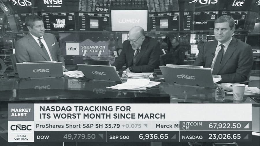 Trường quay tin tức tài chính với màn hình hiển thị dữ liệu thị trường, phản ánh bối cảnh kinh tế và sự thay đổi quyền sở hữu trong ngành truyền thông.