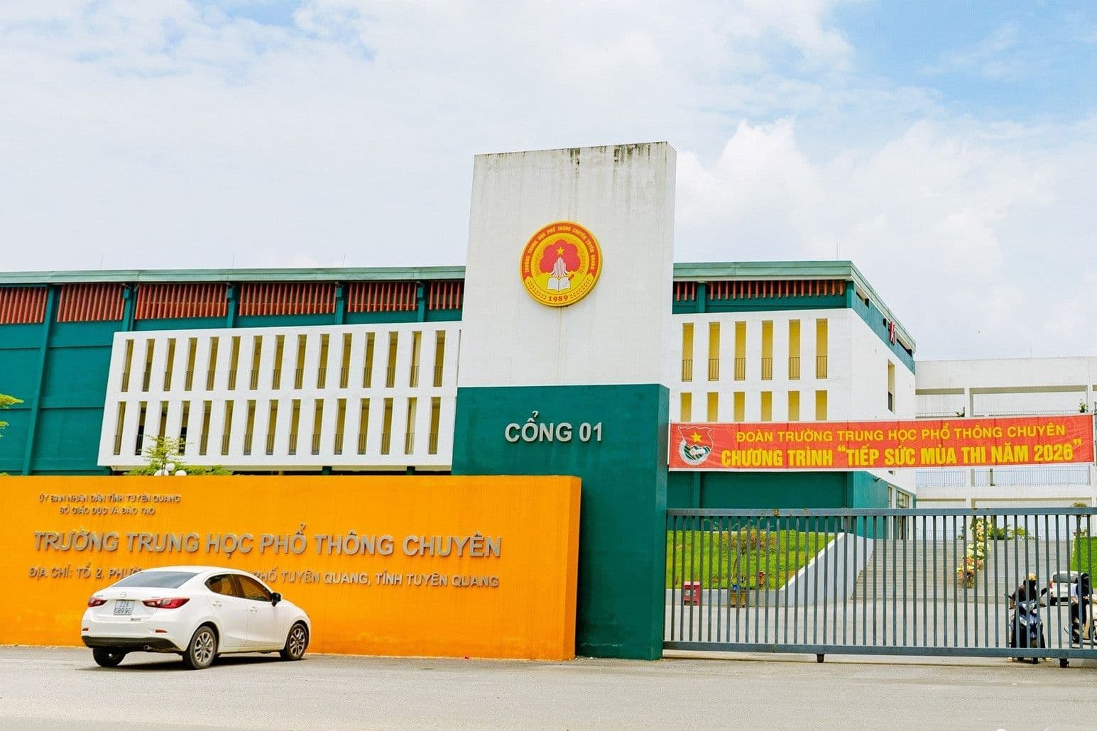 Trường THPT Chuyên Tuyên Quang, đại diện cho các cơ sở giáo dục chịu áp lực từ thông tin mạng xã hội.