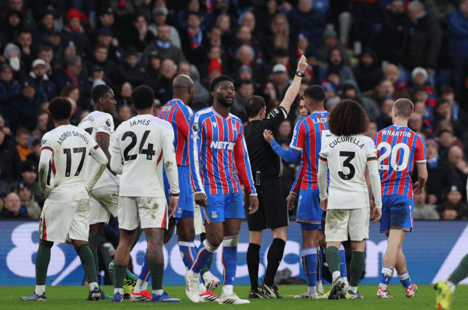 Trọng tài Darren England rút thẻ đỏ trực tiếp cho Adam Wharton của Crystal Palace