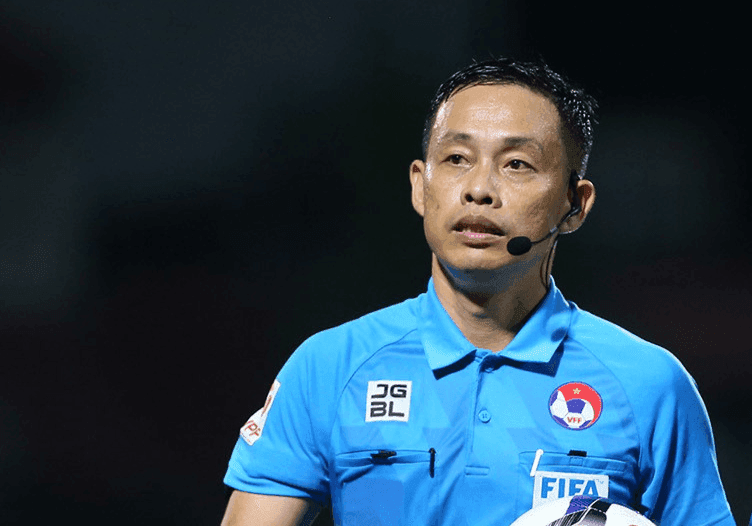 Trọng tài FIFA Ngô Duy Lân của Việt Nam trên sân cỏ, đại diện cho dấu ấn và vị thế mới của bóng đá Việt Nam trên trường quốc tế.