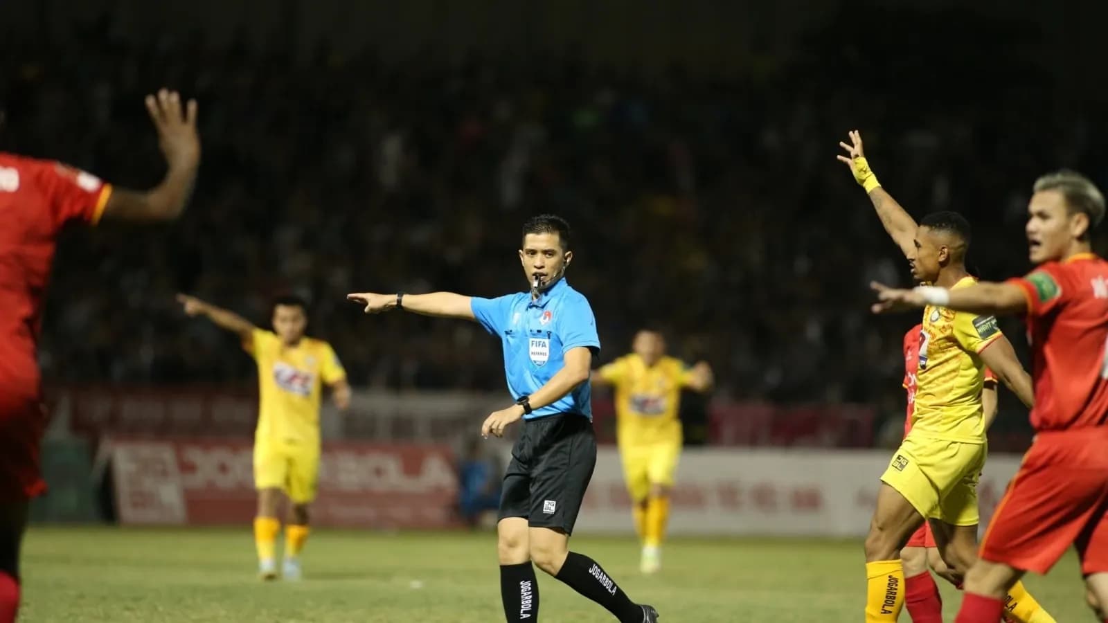 Trọng tài điều hành trận đấu V-League, tượng trưng cho việc áp dụng công nghệ VAR và quản lý chuyên nghiệp để nâng tầm giải đấu