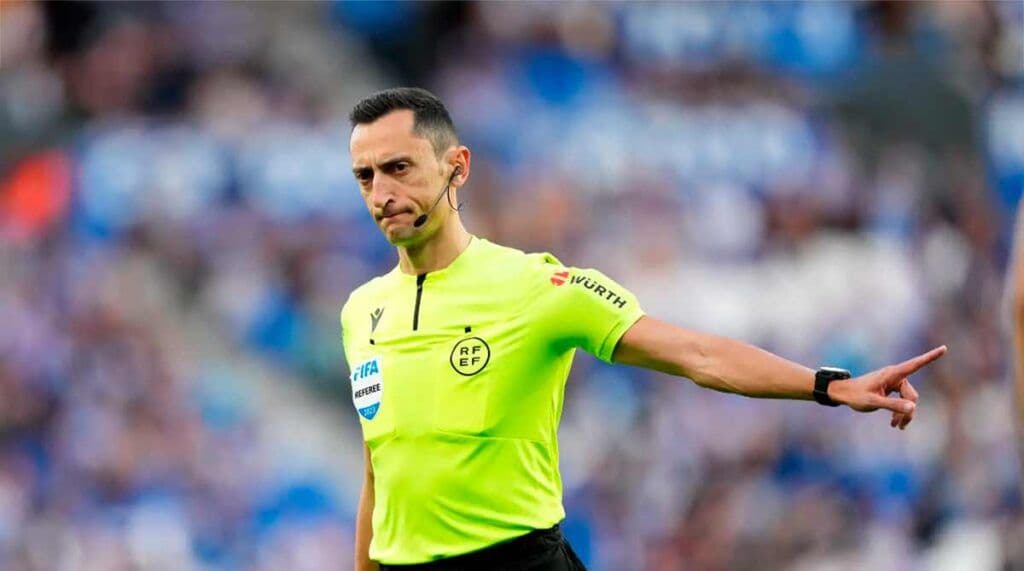 Trọng tài José María Sánchez Martínez chỉ tay, nhân vật chính gây tranh cãi trong trận đấu Real Madrid và Mallorca.