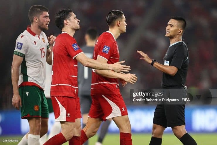 Trọng tài ra quyết định phạt đền trong trận đấu giữa Indonesia và Bulgaria