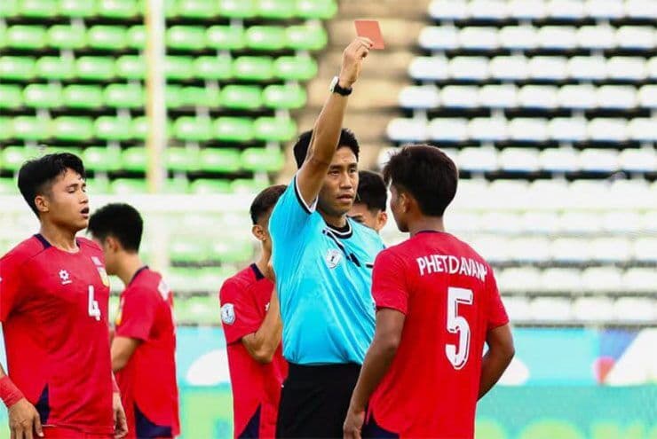 Trọng tài rút thẻ đỏ cho cầu thủ Phetdavanh Somsanith của ĐT Lào tại AFF Cup 2026