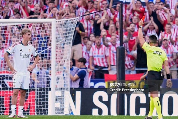 Trọng tài rút thẻ đỏ cho Dean Huijsen của Real Madrid trong trận derby với Atletico.