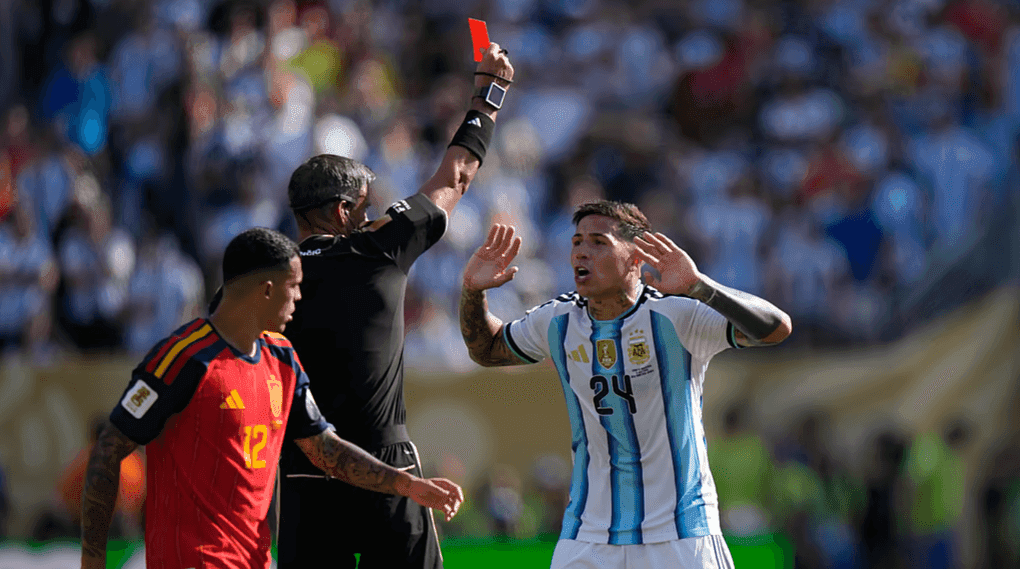 Trọng tài rút thẻ đỏ cho Enzo Fernandez của Argentina trong trận chung kết World Cup 2026, một trong những khoảnh khắc gây tranh cãi.