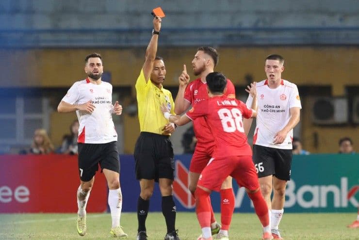 Trọng tài rút thẻ đỏ trực tiếp cho cầu thủ Lê Văn Đô của Công An Hà Nội sau khi tham khảo VAR.