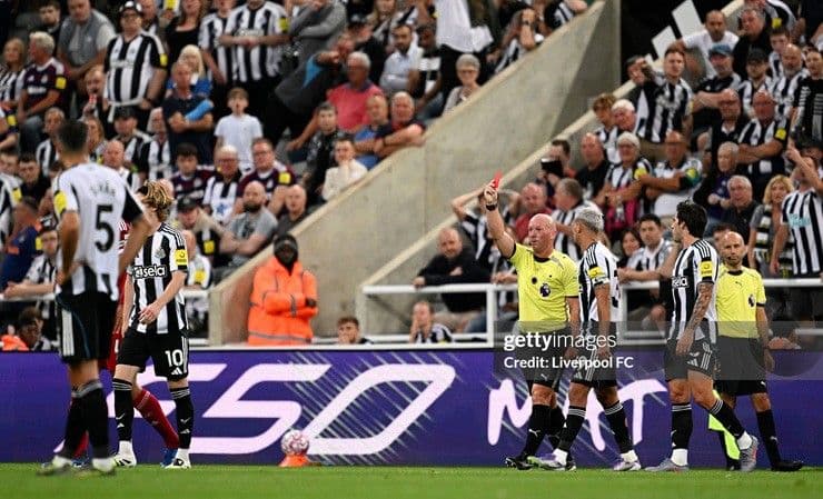 Trọng tài rút thẻ đỏ trực tiếp cho cầu thủ Newcastle, tạo bước ngoặt lớn trong trận đấu.