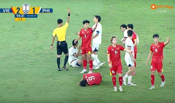 Trọng tài rút thẻ đỏ trong trận bán kết U23 Việt Nam gặp U23 Philippines.