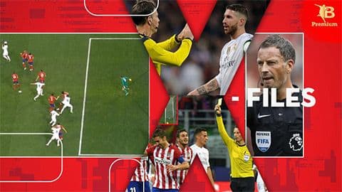 Trọng tài rút thẻ vàng trong trận đấu bóng đá căng thẳng, phản ánh áp lực và tính chất quyết liệt của cuộc đối đầu.