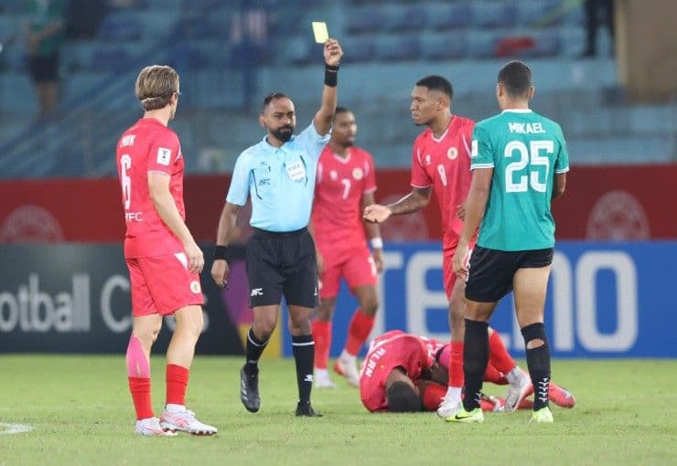 Trọng tài rút thẻ vàng trong trận đấu, tượng trưng cho những thử thách và áp lực mà Công an Hà Nội sẽ đối mặt trên con đường chinh phục Cúp C2.