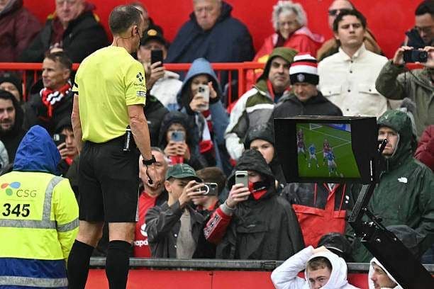 Trọng tài xem lại VAR trong trận đấu căng thẳng giữa Manchester United và Sunderland