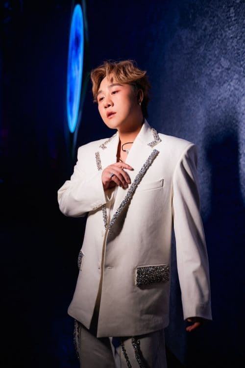 Trung Quân Idol biểu diễn trên sân khấu với trang phục lấp lánh, thể hiện di sản âm nhạc của mình