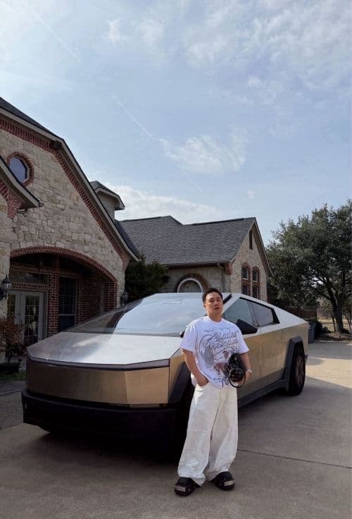 Trung Quân Idol đứng tự tin bên chiếc xe Cybertruck, thể hiện sự tái định hình bản thân và thành công