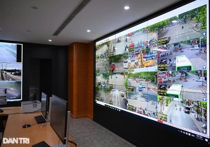 Trung tâm dữ liệu và giám sát giao thông 24/7 với màn hình hiển thị camera theo dõi tình hình đường phố.