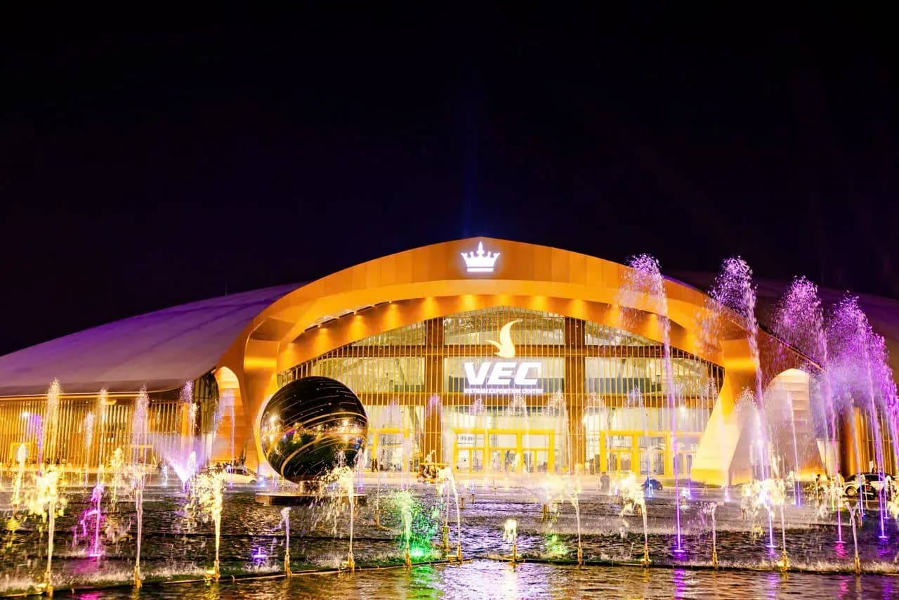 Trung tâm Hội chợ Triển lãm Quốc gia mới rực rỡ ánh đèn vào ban đêm, biểu tượng cho khát vọng vươn tầm thế giới của ngành triển lãm Việt Nam.