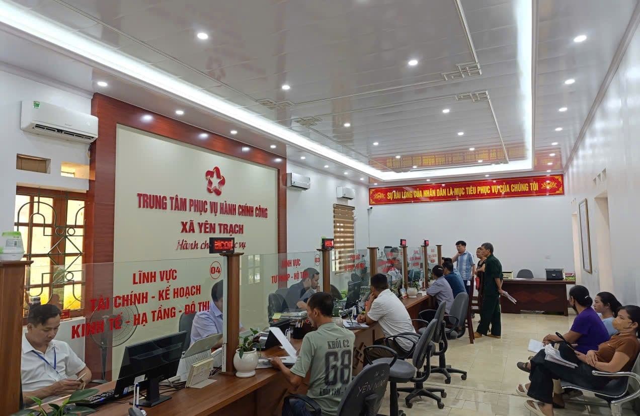 Trung tâm Phục vụ Hành chính công xã Yên Trạch hiện đại, nơi cán bộ và người dân đang giao dịch, thể hiện sự cải cách hành chính và phục vụ tận tình.