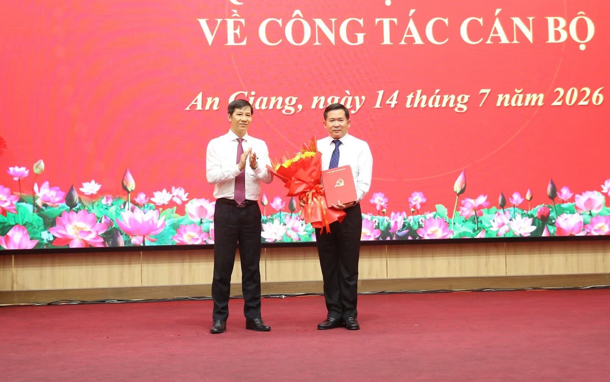 Trung tướng Đinh Văn Nơi nhận quyết định bổ nhiệm tại hội nghị công bố của Tỉnh ủy An Giang