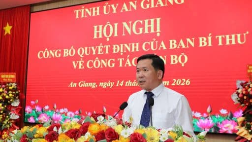 Trung tướng Đinh Văn Nơi phát biểu tại hội nghị Tỉnh ủy An Giang, thể hiện vai trò lãnh đạo và tầm nhìn chiến lược của Đảng.