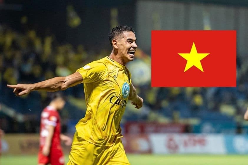 Trung vệ Gustavo Santos ăn mừng bàn thắng với lá cờ Việt Nam, tượng trưng cho việc nhập tịch.