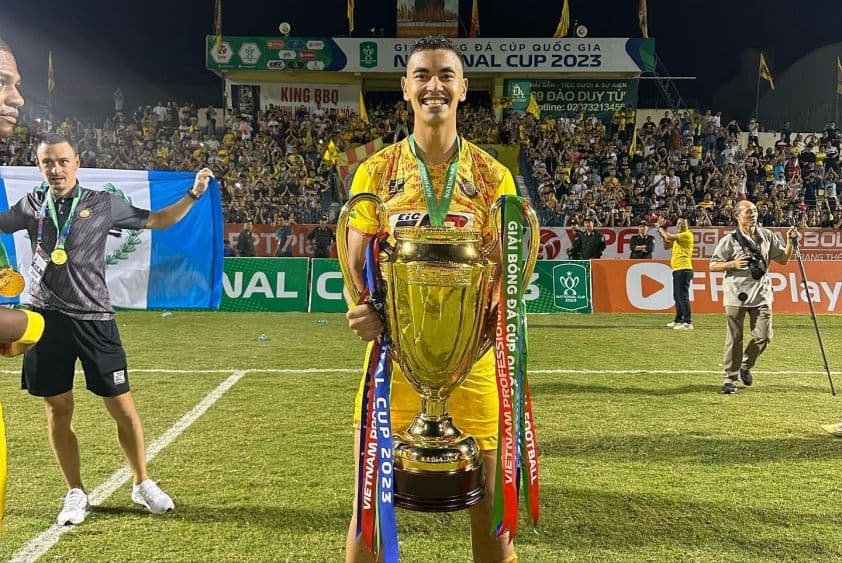Trung vệ Gustavo Santos ăn mừng với cúp vô địch, thể hiện kinh nghiệm và thành công của anh tại V-League.