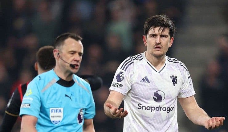 Trung vệ Harry Maguire của Manchester United thể hiện sự thất vọng trước quyết định của trọng tài, minh họa áp lực tâm lý và phản ứng của cầu thủ trong bóng đá đỉnh cao.